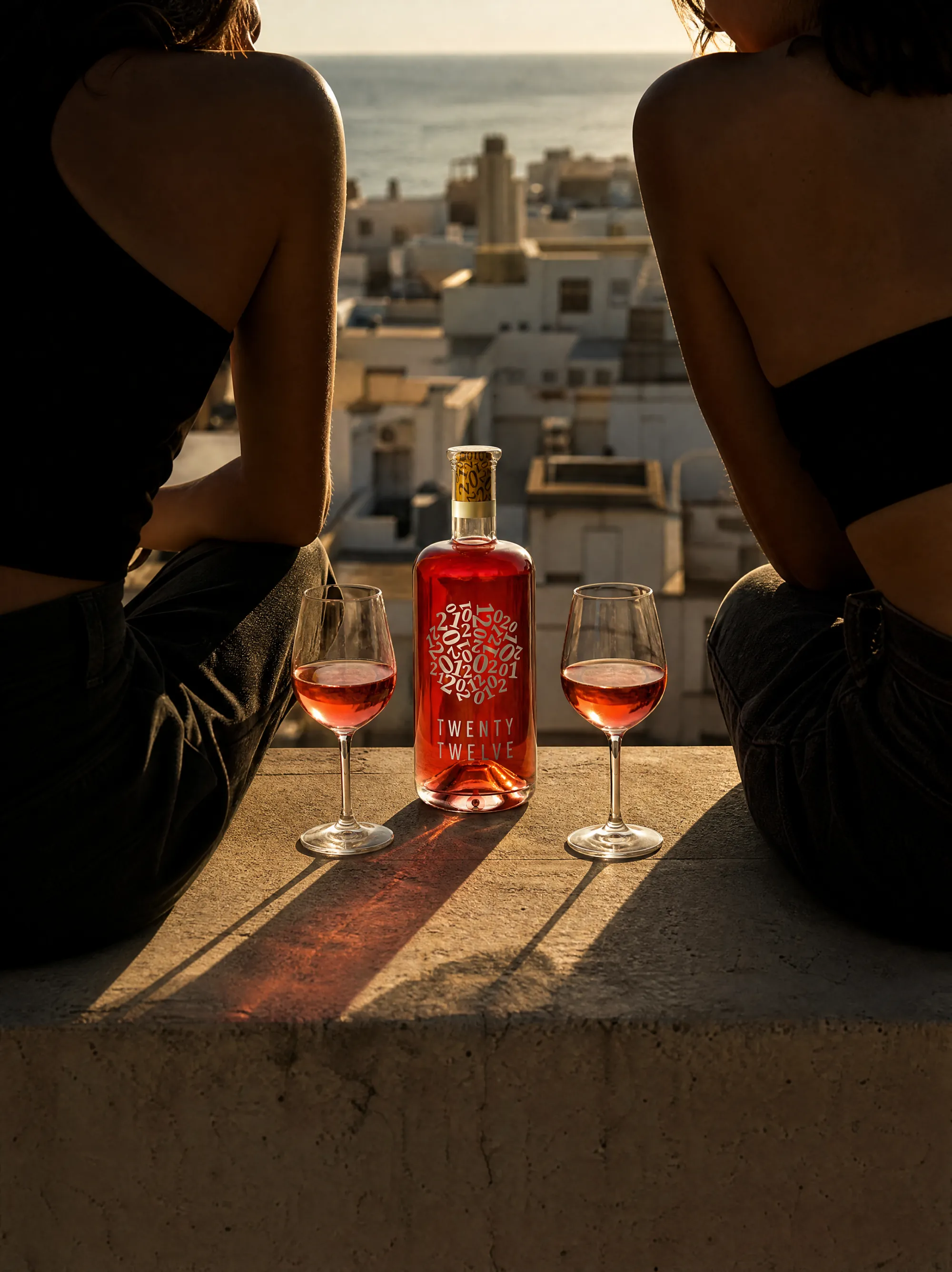 Twenty Twelve Pink en una azotea de Mallorca al atardecer, dos copas servidas